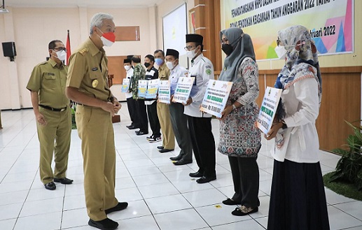 Gubernur Jawa Tengah Ganjar Pranowo bersama para wakil lembaga pendidikan yang menerima bantuan hibah bidang pendidikan keagamaan tahun 2022, di Aula Gedung Monumen PKK, Ungaran Timur, Kabupaten Semarang, Senin (21/2)