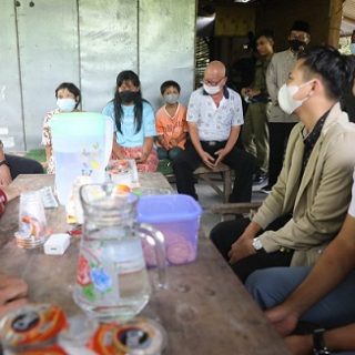 Beberapa mahasiswa dan pelajar mengikuti kunjungan kerja Gubernur Ganjar Pranowo ke Kabupaten Rembang dalam program Sehari Bersama Gubernur