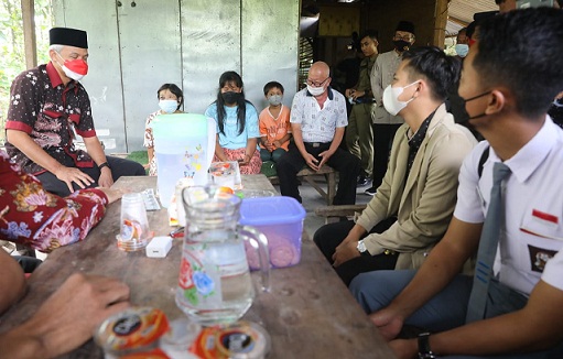 Beberapa mahasiswa dan pelajar mengikuti kunjungan kerja Gubernur Ganjar Pranowo ke Kabupaten Rembang dalam program Sehari Bersama Gubernur