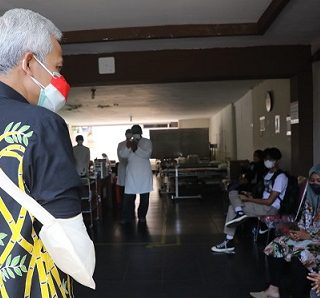 Gubernur Jawa Tengah, Ganjar Pranowo, mengunjungi pasien Covid-19 di rumah dinas Wali Kota Semarang, Rabu (13/2)