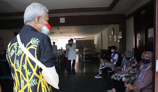 Gubernur Jawa Tengah, Ganjar Pranowo, mengunjungi pasien Covid-19 di rumah dinas Wali Kota Semarang, Rabu (13/2)