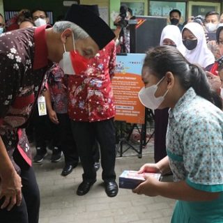 Nabila, bocah kelas 5 SDN 6 Kutoharjo, Kabupaten Rembang mendapat hadiah HP dari Gubernur Ganjar Pranowo