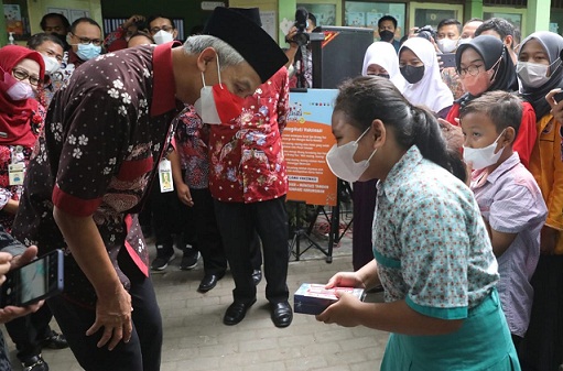 Nabila, bocah kelas 5 SDN 6 Kutoharjo, Kabupaten Rembang mendapat hadiah HP dari Gubernur Ganjar Pranowo
