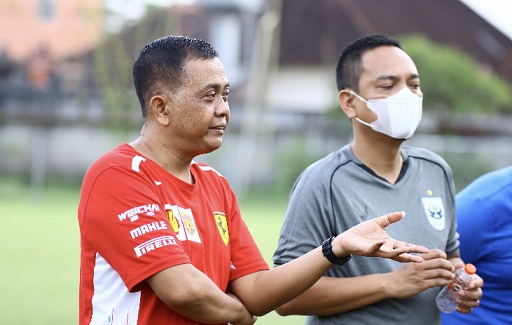 Komisaris PSIS, Junianto (kiri) dan Chief Executive Officer (CEO) PSIS Yoyok Sukawi berbincang-bincang saat menyaksikan latihan terakhir  PSIS menjelang lawan Persikabo.