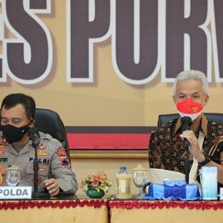 Gubernur Jawa Tengah, Ganjar Pranowo, didampingi Kapolda Irjen Pol M Luthfi menggelar press conference terkait penangkapan Wadas yang menolak proyek bendungan Bener, di Mapolres Purworejo, Rabu (9/2)