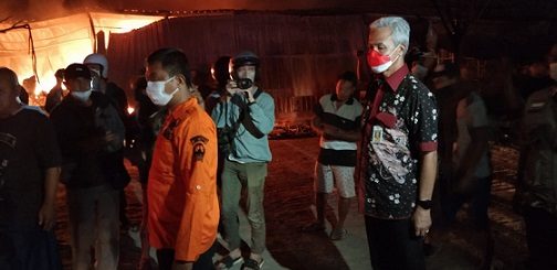 Gubernur Jateng, Ganjar Pranowo, datang di lokasi kebakaran Pasar Johar relokasi di kawasan MAJT, Rabu (2/2) malam