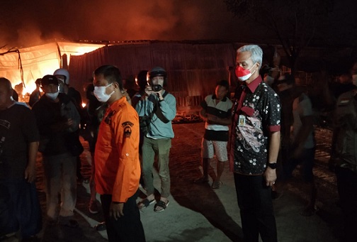 Gubernur Jateng, Ganjar Pranowo, datang di lokasi kebakaran Pasar Johar relokasi di kawasan MAJT, Rabu (2/2) malam