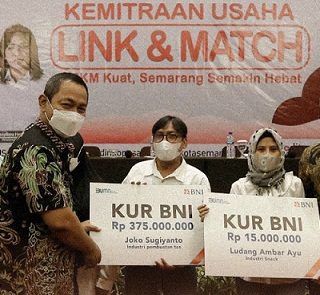 Hendi menyerahkan secara simbolis pencairan KUR BNI kepada Pelaku UMKM. Dok Photo Instagram