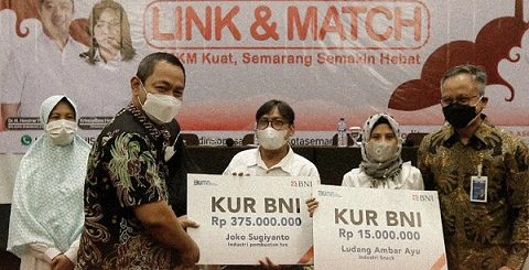 Hendi menyerahkan secara simbolis pencairan KUR BNI kepada Pelaku UMKM. Dok Photo Instagram