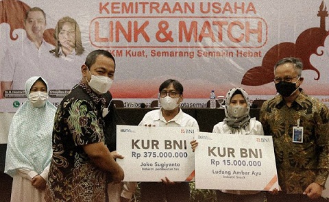 Hendi menyerahkan secara simbolis pencairan KUR BNI kepada Pelaku UMKM. Dok Photo Instagram