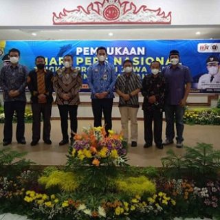 Bupati Kendal Dico M Ganinduto foto bersama Ketua PWI Jateng Amir Machmud NS dan jajaran pengurus pada acara pembukaan Hari Pers Nasional (HPN) Tahun 2022 Tingkat Jateng di Pendapa Tumenggung Bahurekso Pemkab Kendal, Kamis malam (17/2)