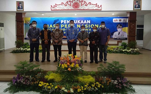 Bupati Kendal Dico M Ganinduto foto bersama Ketua PWI Jateng Amir Machmud NS dan jajaran pengurus pada acara pembukaan Hari Pers Nasional (HPN) Tahun 2022 Tingkat Jateng di Pendapa Tumenggung Bahurekso Pemkab Kendal, Kamis malam (17/2)