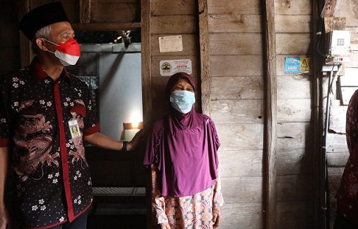 Gubernur Ganjar Pranowo melihat program bantuan listrik gratis dari Dinas ESDM Jateng di beberapa rumah di Rembang dan memberikan bantuan perbaikan rumah