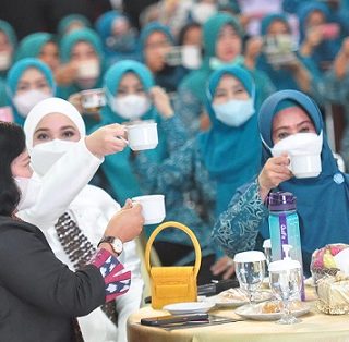 Sebanyak 5.555 perempuan di wilayah Kabupaten Kendal, minum kopi untuk memecahkan rekor MURI, Jumat (18/2).