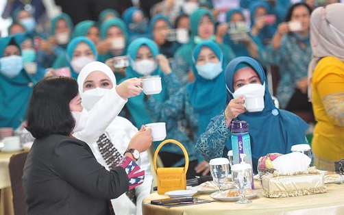 Sebanyak 5.555 perempuan di wilayah Kabupaten Kendal, minum kopi untuk memecahkan rekor MURI, Jumat (18/2).