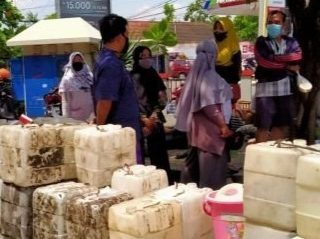 Persediaan minyak goreng di beberapa tempat masih langka. Pemerintah pun melakukan operasi pasar, seperti yang berlangsung di Pasar Sampangan Baru Semarang