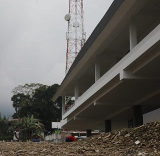 Gubernur Jateng, Ganjar Pranowo, saat meninjau pembangunan SMAN Karanganyar, Minggu (30/1) lalu. Kondisi bangunan memrihatinkan, namun pihak kontraktor siap memperbaiki