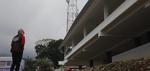 Gubernur Jateng, Ganjar Pranowo, saat meninjau pembangunan SMAN Karanganyar, Minggu (30/1) lalu. Kondisi bangunan memrihatinkan, namun pihak kontraktor siap memperbaiki