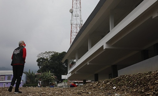 Gubernur Jateng, Ganjar Pranowo, saat meninjau pembangunan SMAN Karanganyar, Minggu (30/1) lalu. Kondisi bangunan memrihatinkan, namun pihak kontraktor siap memperbaiki