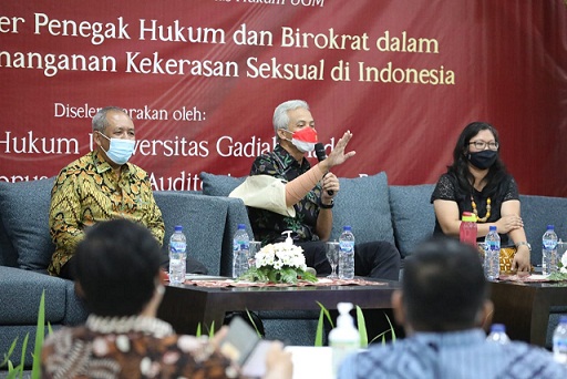 Gubernur Jawa Tengah, Ganjar Pranowo menjadi salah satu pembicara pada seminar tentang kekerasan seksual di Fakultas Hukum Universitas Gadjah Mada Jogjakarta, Selasa (15/2)