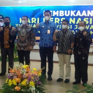 Ketua PWI Jateng Amir Machmud NS dan jajaran pengurus foto bersama Bupati Kendal Dico M Ganinduto dan Forkompimda pada acara peringatan HPN tingkat Jawa Tengah Tahun 2022 di pendapa kabupaten, Kamis (17/2) malam