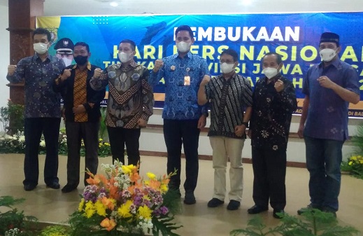 Ketua PWI Jateng Amir Machmud NS dan jajaran pengurus foto bersama Bupati Kendal Dico M Ganinduto dan Forkompimda pada acara peringatan HPN tingkat Jawa Tengah Tahun 2022 di pendapa kabupaten, Kamis (17/2) malam