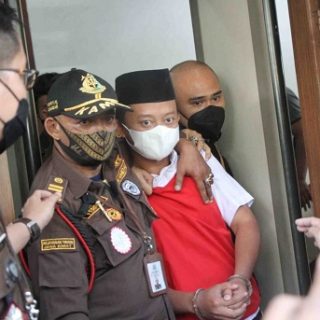 Herry Wirawan, pemilik Pondok Pesantren Manarul Huda Bandung yang memerkosa 12 santriwatinya, hari ini akan menghadapi siding vonis. Pada siding sebelumnya, tim jaksa menuntut hukuman mati