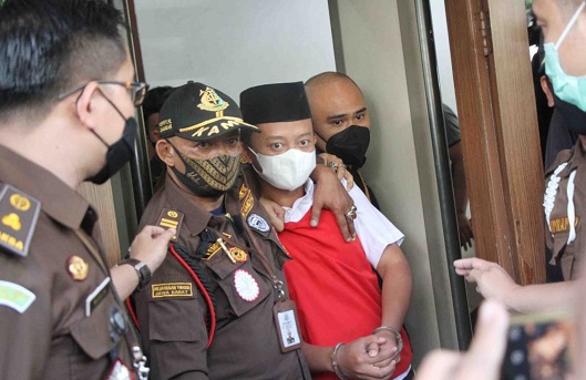 Herry Wirawan, pemilik Pondok Pesantren Manarul Huda Bandung yang memerkosa 12 santriwatinya, hari ini akan menghadapi siding vonis. Pada siding sebelumnya, tim jaksa menuntut hukuman mati