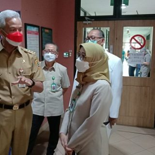 Gubernur Jateng, Ganjar Pranowo, meski dengan tangan kanan berbalut perban usai operasi di RSUP dr Kariadi, tetap melakukan aktivitas rutin, Senin (7/2)