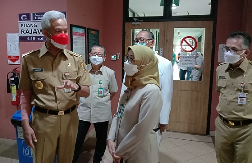 Gubernur Jateng, Ganjar Pranowo, meski dengan tangan kanan berbalut perban usai operasi di RSUP dr Kariadi, tetap melakukan aktivitas rutin, Senin (7/2)