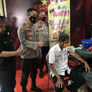 Wakil Pemimpin Redaksi Awal.id, Isheru Pratikno disaksikan Kapolrestabes Semarang Kombes Pol Irwan Anwar saat menjalani vaksinasi Booster di lobi Mapolrestabes Semarang, Senin (7/2).