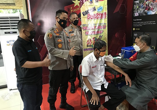 Wakil Pemimpin Redaksi Awal.id, Isheru Pratikno disaksikan Kapolrestabes Semarang Kombes Pol Irwan Anwar saat menjalani vaksinasi Booster di lobi Mapolrestabes Semarang, Senin (7/2).