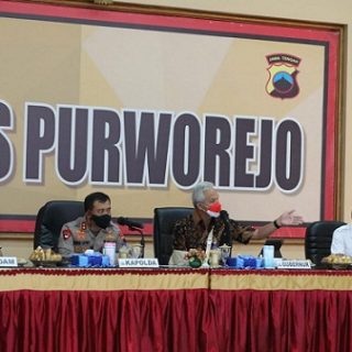 Gubernur Jateng Ganjar Pranowo melakukan press conference terkait peristiwa di Wadas di Mapolres Purworejo, Rabu (9/2)