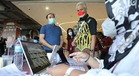 Pelaksanaan vaksinasi di Mall Tentrem Semarang ditinjau Gubernur Jawa Tengah, Ganjar Pranowo, Rabu (16/2)