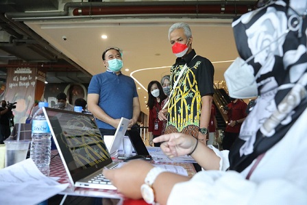 Pelaksanaan vaksinasi di Mall Tentrem Semarang ditinjau Gubernur Jawa Tengah, Ganjar Pranowo, Rabu (16/2)