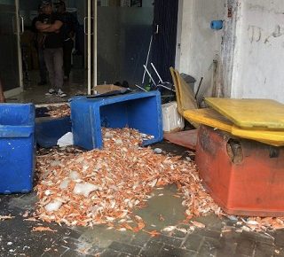 Sebanyak 5 Ton Rajungan Busuk para pedagang di Kantor SFI Semarang