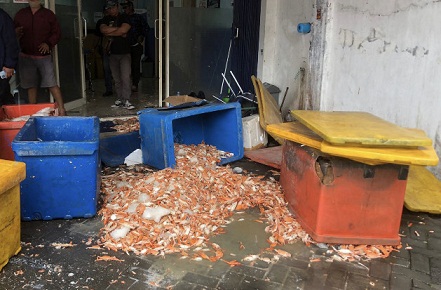 Sebanyak 5 Ton Rajungan Busuk para pedagang di Kantor SFI Semarang
