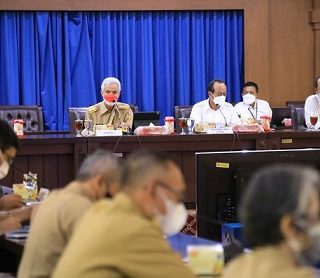 Gubernur Jawa Tengah, Ganjar Pranowo memimpin rapat terkait proyek pembangunan bendungan Bener, Purworejo, Senin (14/2)