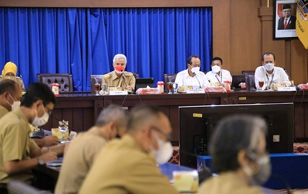 Gubernur Jawa Tengah, Ganjar Pranowo memimpin rapat terkait proyek pembangunan bendungan Bener, Purworejo, Senin (14/2)