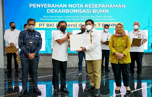 Direktur Utama SIG, Donny Arsal (dua dari kiri) dan Direktur Utama BKI, Rudiyanto (tiga dari kiri) saat Penyerahan Nota Kesepahaman kerja sama kajian Implementasi Dekarbonisasi BUMN di Gedung Kementerian BUMN, Rabu (2/2).