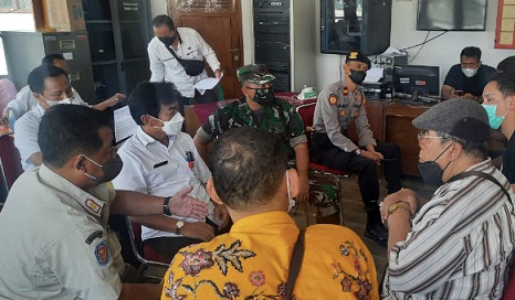 Kasatpol PP Kota Semaran saat melakukan pendataan lapak. Dok. Istimewa