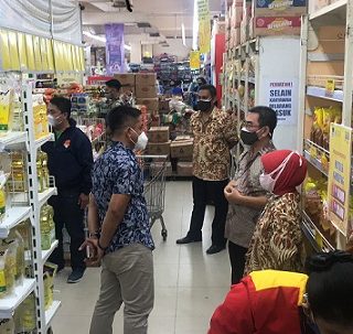 Manager Operasional Store sedang menjelaskan ketersediaan minyak goreng kepada tim Tipiter Satresekrim Polrestabes Semarang