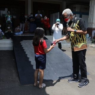 Syifa, bocah kelas 2 SD yang ikut menjalani isolasi di rumah dinas Wali Kota Semarang mendapat hadiah handphone dari Gubernur Ganjar Pranowo