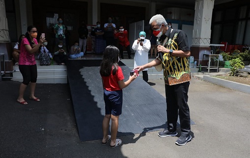 Syifa, bocah kelas 2 SD yang ikut menjalani isolasi di rumah dinas Wali Kota Semarang mendapat hadiah handphone dari Gubernur Ganjar Pranowo