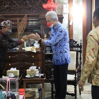 Ketua Bidang Keagamaan dan Spiritualitas Parisada Hindu Dharma Indonesia Pusat, Panindita Astono Candra Dana, menemui Gubernur Jawa Tengah Ganjar Pranowo di rumah dinas Puri Gedeh, Kamis (17/2)