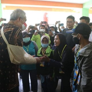 Gubernur Jawa Tengah, Ganjar Pranowo, datang dan berdialog dengan warga Desa Wadas, Kecamatan Bener, Purworejo, Rabu (9/2)