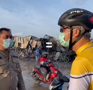 Gubernur Jateng, Ganjar Pranowo, meninjau Pasar Johar relokasi di kawasan MAJT yang Rabu (2/2) malam terbakar. Sambil gowes, Ganjar juga meninjau Pasar Johar Baru, Kamis (3/2)