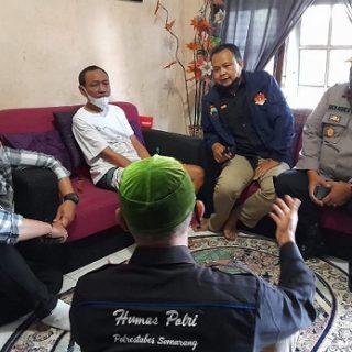 Kasihumas Polrestabes Semarang, AKP Faizal Lisa dan Kapolsek Semarang Utara, Kompol Budi Abadi  dan Koordinator Wartawan Libas Agus Hermanto dan Damar Sinuko memberikan semangat kepada rekannya, Saechu yang sedang sakit.