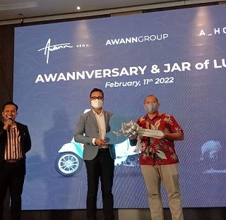 Denny Ristyanto, Corporate General Manager Awanngroup menyerahkan hadiah kepada pemenang