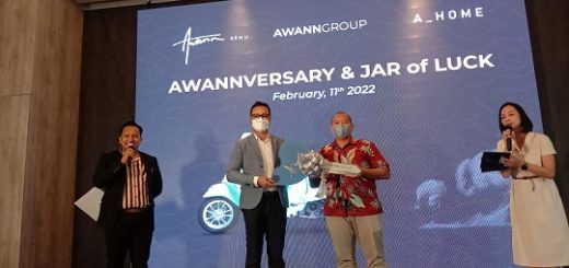 Denny Ristyanto, Corporate General Manager Awanngroup menyerahkan hadiah kepada pemenang